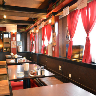 1樓的掘りごたつ座位有2個4人座位和1個6人座位，最多可容納14位客人