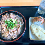 手打ちうどんますや - 肉うどん（小）＆レンコン天・おにぎり