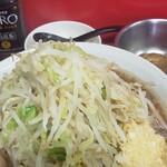 ラーメン二郎 - おろしニンニクこれでもかと溶かし込んでます