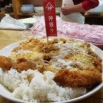 うどん・そば じゅーべー - もち豚ロースのリブ側を使ったカツ丼！