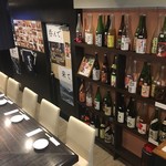 Puedo bar - 飲み放題は棚からお好きなものを選んで好きなだけ注げちゃいます