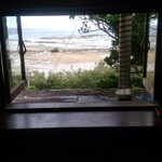 山の茶屋 楽水 - 姉妹店『浜辺の茶屋』を彷彿とさせるカウンター席