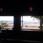 山の茶屋 楽水 - 姉妹店『浜辺の茶屋』を彷彿とさせるカウンター席