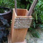 山の茶屋 楽水 - 急な階段用に”杖”が用意されています。