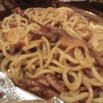 じとっこ組合 - これはサプライズ♪「牡蠣ごろホイル焼き」のソースを使って、焼きそばがサービス！
