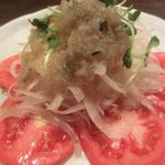 じとっこ組合 - 「完熟トマトサラダ」：“食べる玉ねぎドレッシング”を使用！「２つの食感の玉ねぎサラダ」がトッピング♪