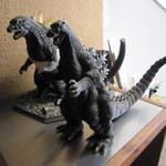 花わさび 大一大万大吉 - お店の入口外に、ゴジラと・・・