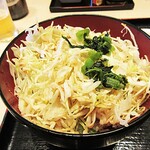 明治亭 - 「ソースキャベツ丼」after。（野沢菜を載せただけ、じゃねーか！）