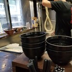 蘭州拉麺店 火焔山 - こうして伸ばされ、