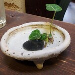 カフェ 火裏蓮花 - テーブルの草