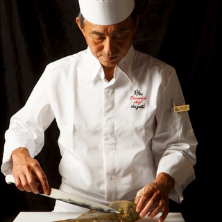 Executive Chef Suzuki, who honed his skills at many first-class famous restaurants and overseas.