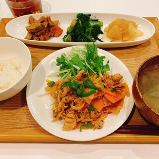 tiny peace kitchen_1