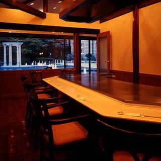 ライトアップされた噴水と貴賓館を望む個室6名～10名
                                          個室料金￥10,000