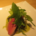 RISTORANTE IL NODO - 北海道蝦夷豚ヒレ肉　藁　渡辺農園さんの玉ねぎ・万願寺唐辛子　取り分けて盛り付けて頂きました^^