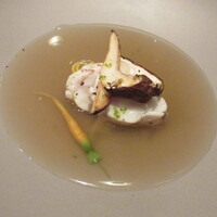 Recette - 天然の虎ふぐ 松茸 すだち フュメ・ド・ポワソン（魚と野菜とハーブで作ったスープ）