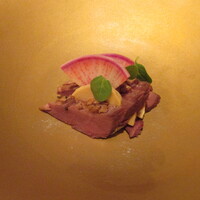 Recette - カルガモの燻製 ミルフィーユ仕立てにしたフォアグラセル(塩) 赤大根