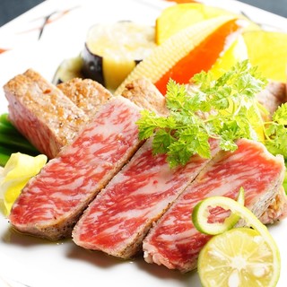 브랜드 고기와 해물 등 소재를 고집한 일본식 과 스시 (초밥)이 인기