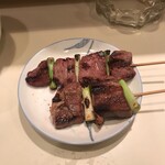 和風もつ料理 あらた - タンとハツの焼き物。