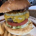 オールドニューダイナー - ベーコンチーズバーガー 1,550円 + パイン（トッピング）180円。