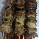 焼鳥とんこ - かしわとしろ レバー売り切れだったのでたぶんかしわ一本おまけ