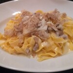 ズッペリア オステリア ピティリアーノ - タリアテッレ　濃密な白カブとサルシッチャ　クリームソース　白トリュフがけ、サルシッチャはクセがいいです。白トリュフが大好きというわけでもないですし不思議な組み合わせですがクリームソースが結果的に極上の美味しさとなっています。