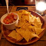 Gatito - 柿のサルサ＆チップス。季節感あるフルーツ、柿のほのかな甘さがコーンチップスに合うとは意外