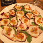 真だこのカルパッチョ・ナンプラーソースにパクチー添え。クセのある香りと、無熟成（ブランコ）のテキーラは好相性