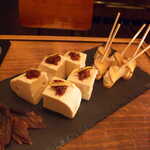 Gatito - 豆腐の梅かつお燻製ダレ、いぶりがっこチーズ。燻製系にはメスカルがピタリと合います