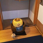 茶室寿楽庵 - 純金製の茶釜。隣室にあります。