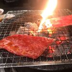 炭火焼肉屋台 たじま屋 - クラシタのお肉。これが4枚で1350円。安いし美味い！
      卵まで付いてきます^ ^