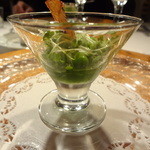 ラ・ターブル・ド・トリウミ - グリンピースの三段活用・・下から、鞘を裏ごししてコンソメ味で、上がグリンピースのムース、