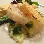 ラ・ターブル・ド・トリウミ - ホタテの三段活用ｗ　アスパラのグリルとリゾットと一緒にこのホタテは８年ものだそうです。