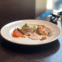 バル デ エスパーニャ ムイ 名古屋ミッドランド店 - 前菜３種盛り合わせ(タコのガルシア風、イベリコ豚のハム、サーモンのマリネ)