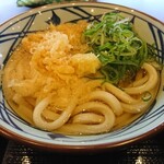 丸亀製麺 - かけ並  ネギ、天かす投入後