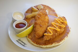 h Hawaiian Pancakes House Paanilani - フィッシュ＆チップスパンケーキ