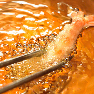 生簀で泳ぐ新鮮な車海老を、2種類の揚げ方でご提供