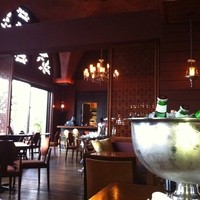 The lounge on the water - 店内は素敵なインテリア。暗くなる前です。