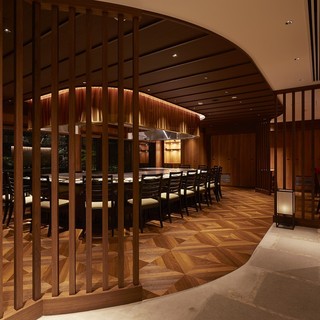 シックな雰囲気の大型半個室
                                          11名～14名　　　　　
                                          個室料金￥15,000