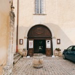 Maison de la Truffe et du Vin du Luberon - 重々しい木製の扉