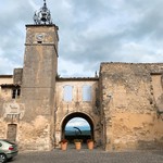 Maison de la Truffe et du Vin du Luberon - 細い坂道を登ると現れた広場