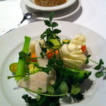 イノウエ グリリア - バーニャカウダの有機野菜、一人前を二皿にとりわけて出してくれます。
