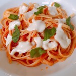 Faccia - イタリアントマトとモッツアレラチーズのリングイーネ