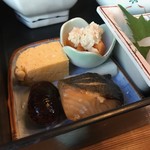 香川 - 卵焼きとサケ