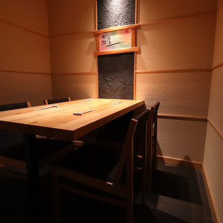 地下1階に広がる洗練空間。時、忘れて寛ぐ至福を。《個室完備》