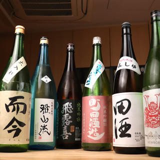 全国各地の”日本酒と焼酎”が勢揃い。選りすぐりの一杯をどうぞ