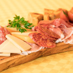 TRATTORIA L'AMATRICIANA - ハムとチーズの盛り合わせ