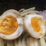 煮干しつけ麺 宮元 - 特製極濃煮干しつけ麺1,190円の煮卵のアップ