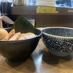 煮干しつけ麺 宮元 - 特製極濃煮干しつけ麺1,190円を横から