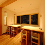 Kyouto Tori Seesapporo Honten - 通路を竹で区切る事で半個室の様な雰囲気を演出したテーブル席