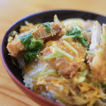 宝来家 - "炸豬排蓋飯（ぶたのかつれつどんぶりめし）"、斷面（きりくち）